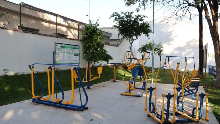 Prefeitura entrega área de lazer com playground e academia ao ar livre na Vila Hortência
