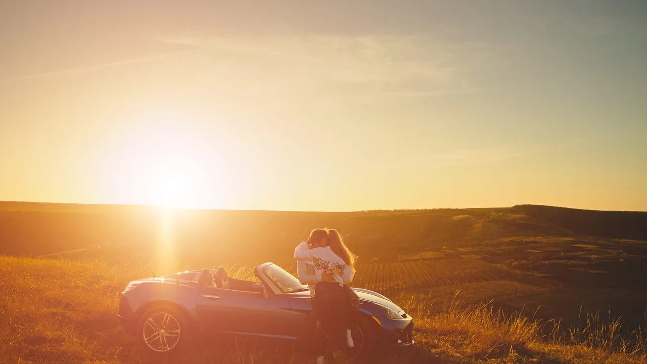 Carro em uma estrada de campo ao pôr do sol