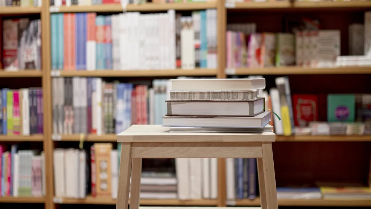 Estantes cheias de livros em uma biblioteca