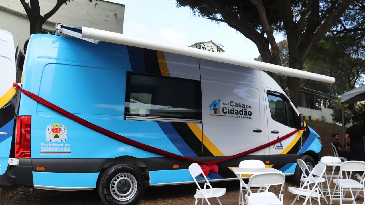 Veículo da Casa do Cidadão Zeladoria Móvel de Sorocaba estacionado em área arborizada