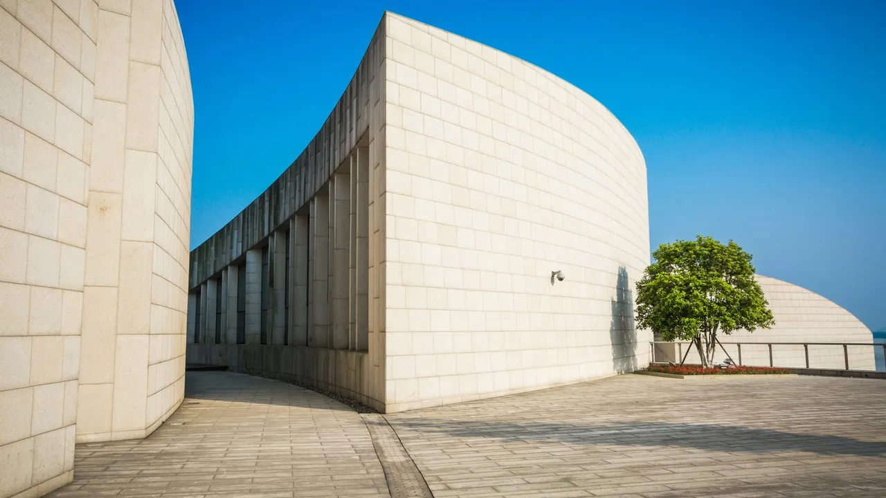 Fachada de um centro cultural com arquitetura moderna