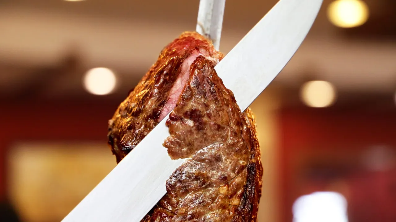 Espeto de picanha assada servido em um rodízio de churrasco