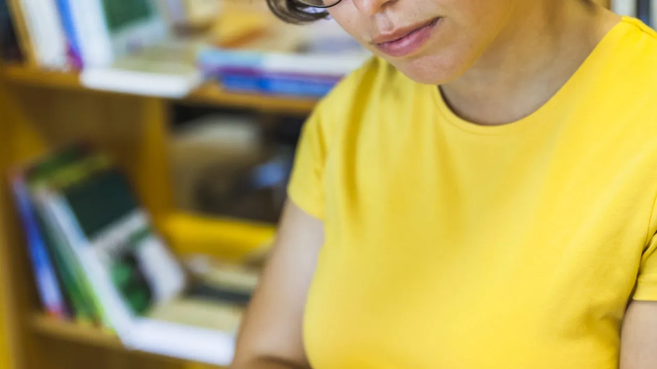 Pessoa concentrada estudando com livros