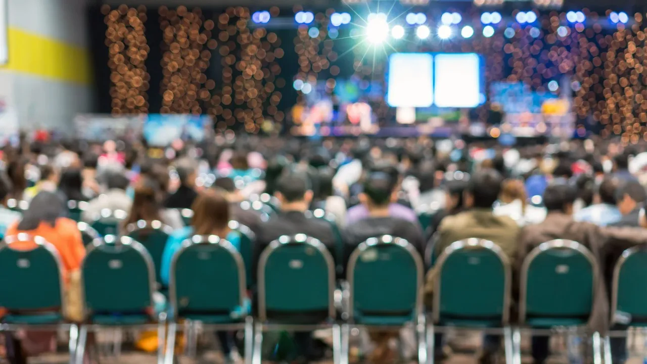 Plateia em um congresso ou feira de negócios
