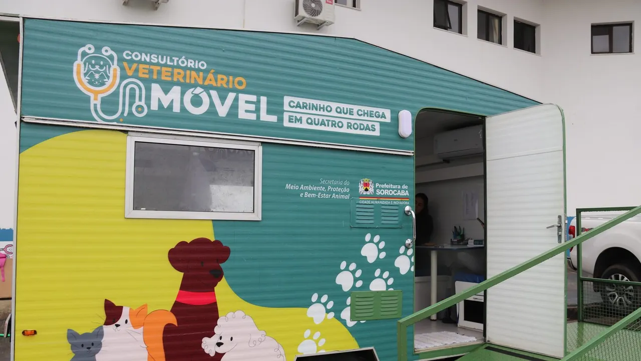 Unidade do Consultório Veterinário Móvel da Prefeitura de Sorocaba, com desenhos de cães e gatos na lateral