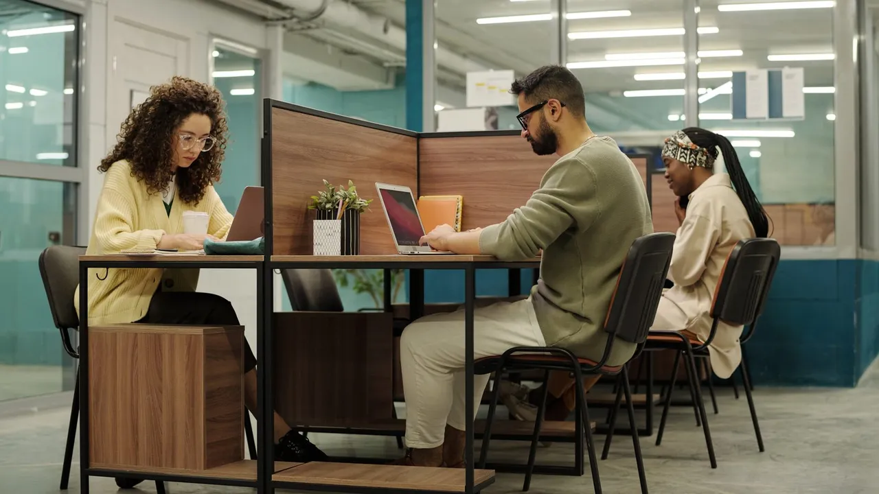 Pessoas trabalhando em um espaço de coworking moderno