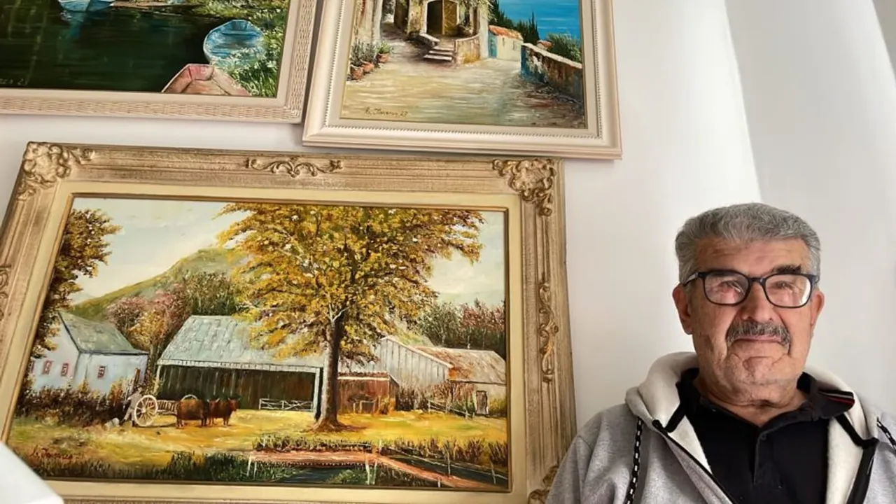 Celso Tavares ao lado de três pinturas emolduradas com paisagens