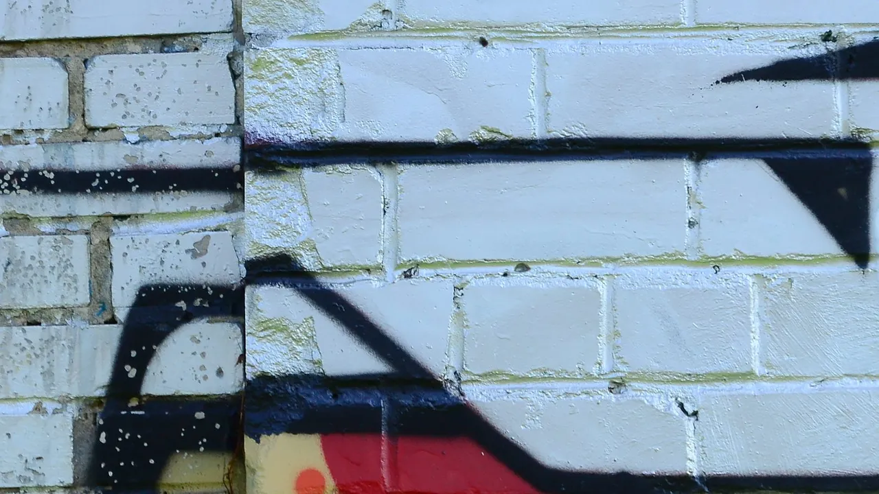 Muro colorido com grafite e arte urbana