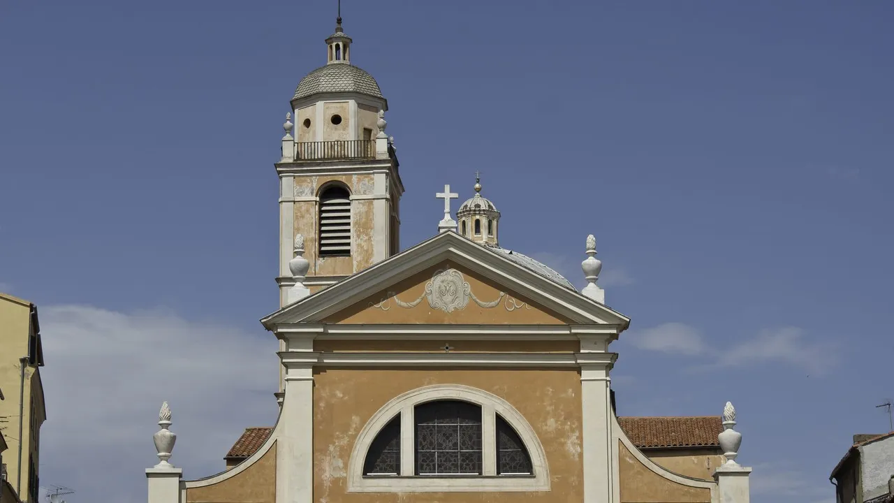 Fachada de uma igreja histórica com torre