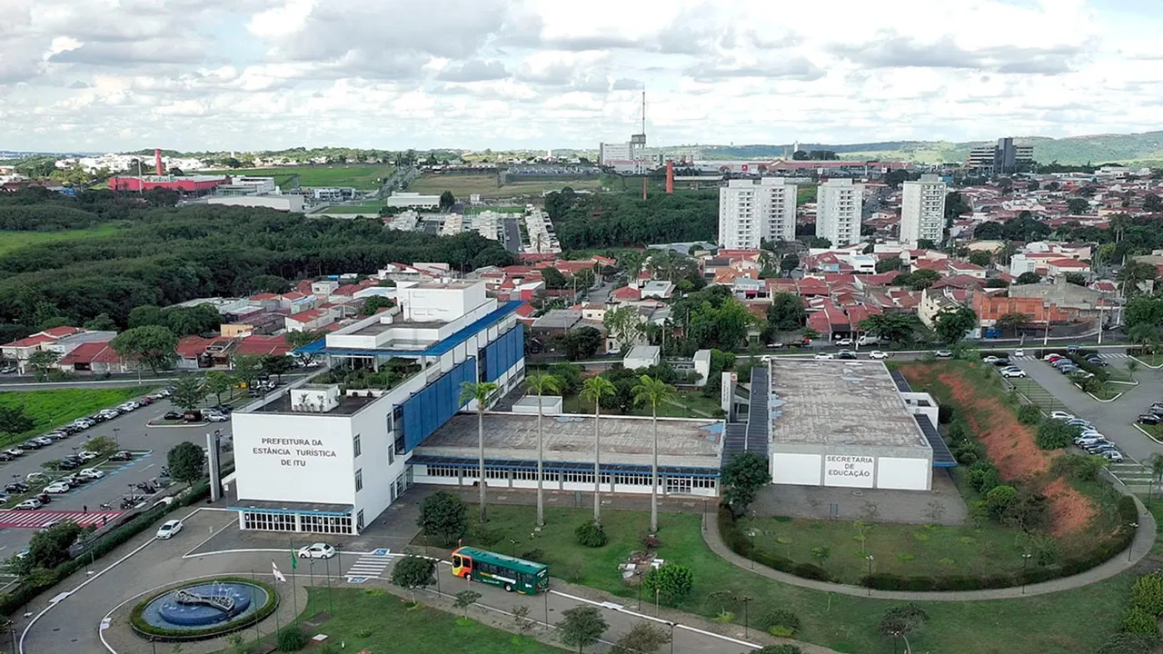 Vista aérea do prédio da Prefeitura da Estância Turística de Itu e da Secretaria de Educação