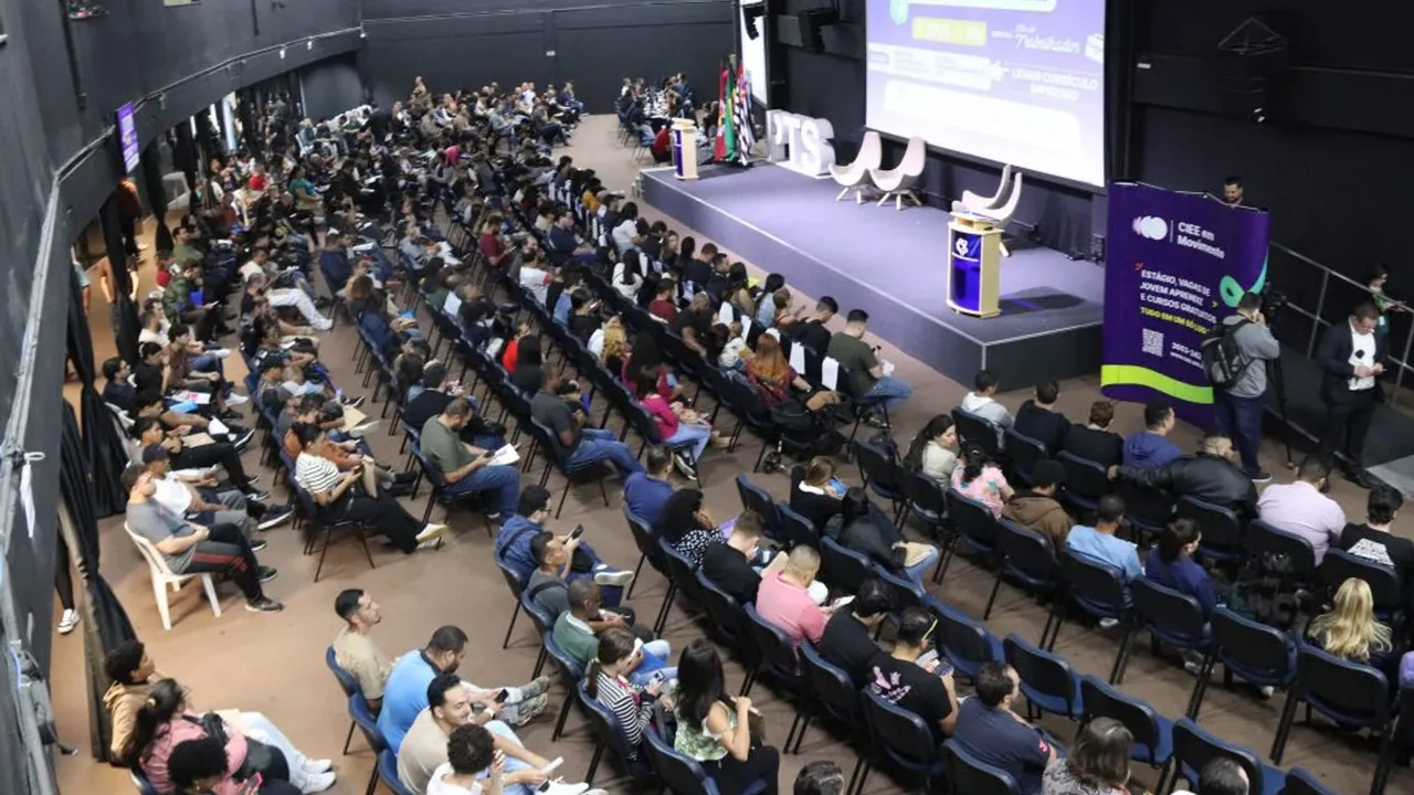 Candidatos reunidos em edição anterior do Mutirão de Empregos de Sorocaba