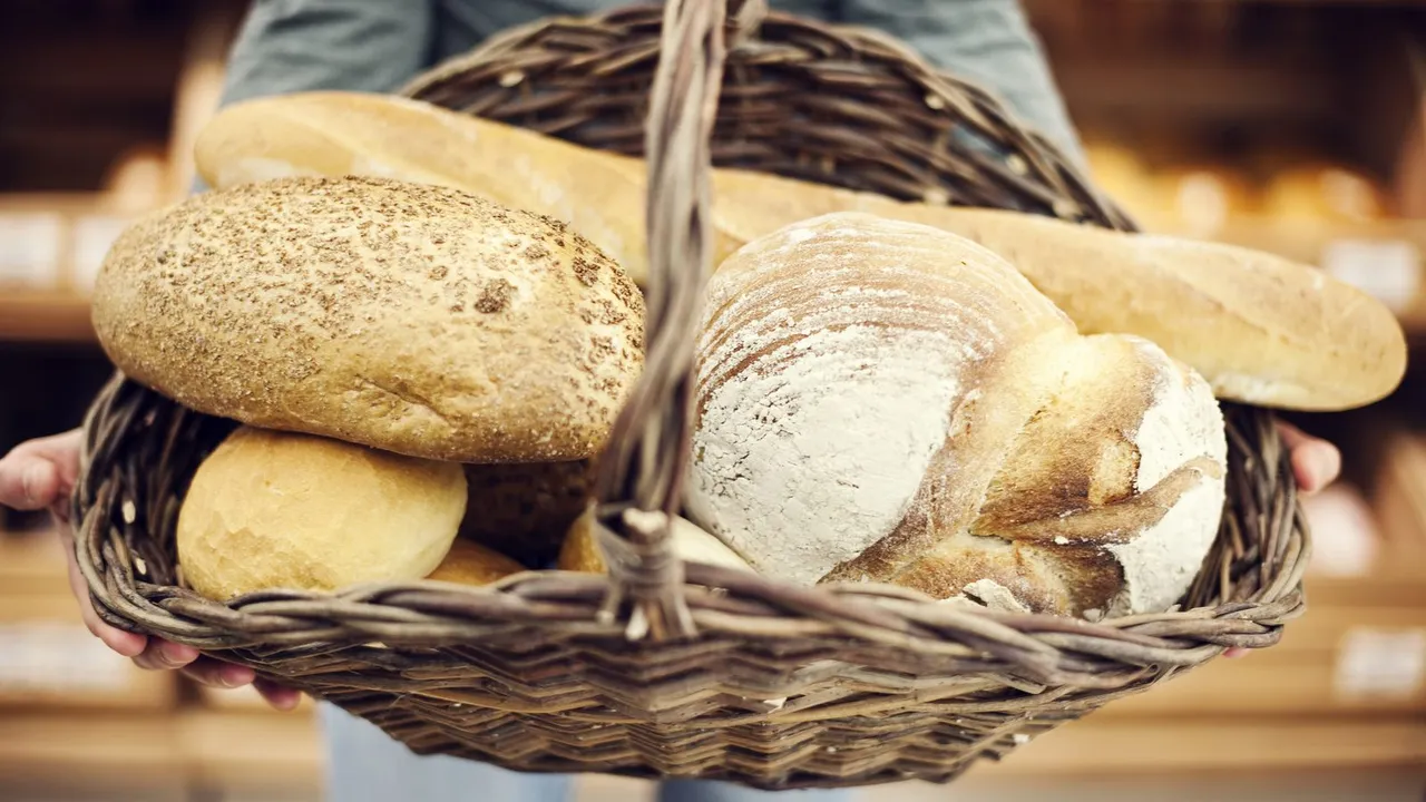 Cesta cheia de pães artesanais em uma padaria