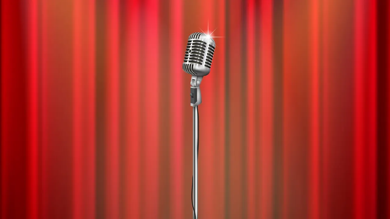 Microfone em um palco iluminado com cortina vermelha, cenário de stand-up comedy