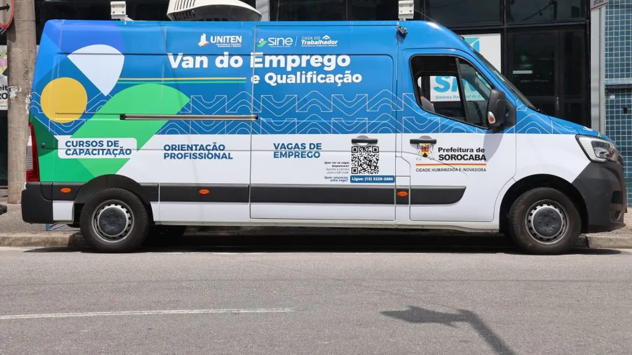 Van azul e branca da Prefeitura de Sorocaba estacionada na rua, com as inscrições Van do Emprego e Qualificação